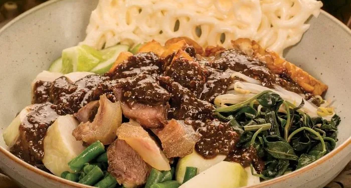 Rekomendasi rujak uleg di Malang yang menawarkan cita rasa khas manis, pedas, gurih yang dijamin membuat lidah bergoyang. /Foto: Pinterest/Antika Wings
