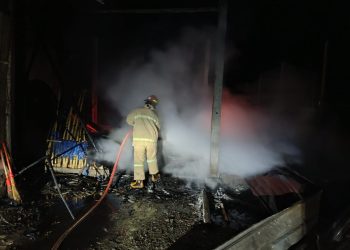 Petugas memadamkan api yang membakar kandang ayam di Ngantang. Foto: Damkar Kabupaten Malang