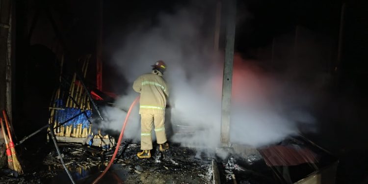 Petugas memadamkan api yang membakar kandang ayam di Ngantang. Foto: Damkar Kabupaten Malang