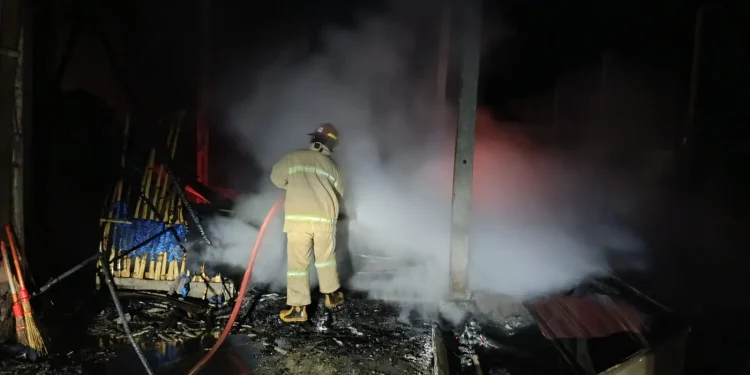 Petugas memadamkan api yang membakar kandang ayam di Ngantang. Foto: Damkar Kabupaten Malang