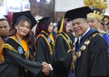 Rektor Unikama, Prof. Dr. Sudi Dul Aji M.Si kukuhkan 450 wisudawan .(Foto/dok.)