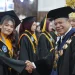 Rektor Unikama, Prof. Dr. Sudi Dul Aji M.Si kukuhkan 450 wisudawan .(Foto/dok.)