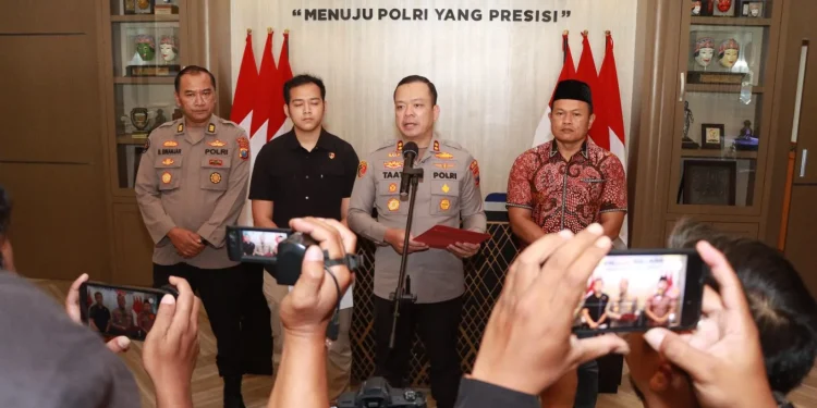Kapolres Malang, AKBP Muhammad Taat Resdi saat memberikan keterangan pada media. Foto: Polres Malang