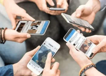Ilustrasi Orang Menonton Video Pendek di Sosial Media (Foto: Pinterest)