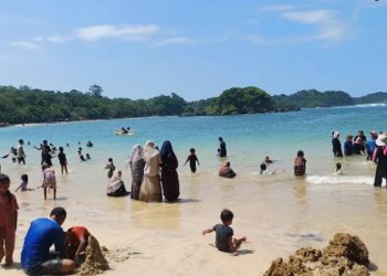 Pantai Banyu Meneng, salah satu rekomendasi wisata alam di Malang yang cocok dikunjungi di momen long weekend. /Foto: Google Review Pantai Banyu Meneng/Firman Tri
