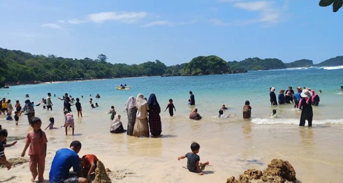 Pantai Banyu Meneng, salah satu rekomendasi wisata alam di Malang yang cocok dikunjungi di momen long weekend. /Foto: Google Review Pantai Banyu Meneng/Firman Tri