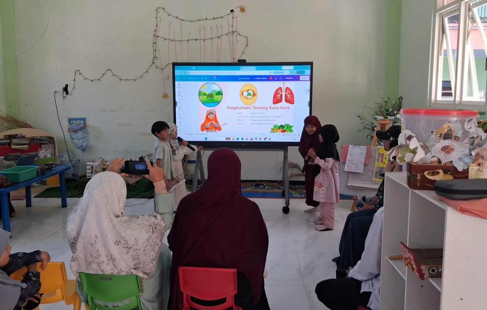 Siswa PAUD IT Insan Permata Malang mempresentasikan project yang dikerjakan bersama kelompok dan juga guru di hadapan orang tua. /Foto: Dok. PAUD IT Insan Permata.