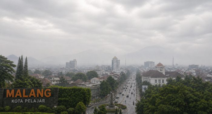 Prakiraan cuaca Malang, khususnya di Kota Malang pada Senin, 4 Mei 2026 diperkirakan dalam kondisi berawan disertai udara kabur. /Foto: Ilustrasi dibuat dengan AI.
