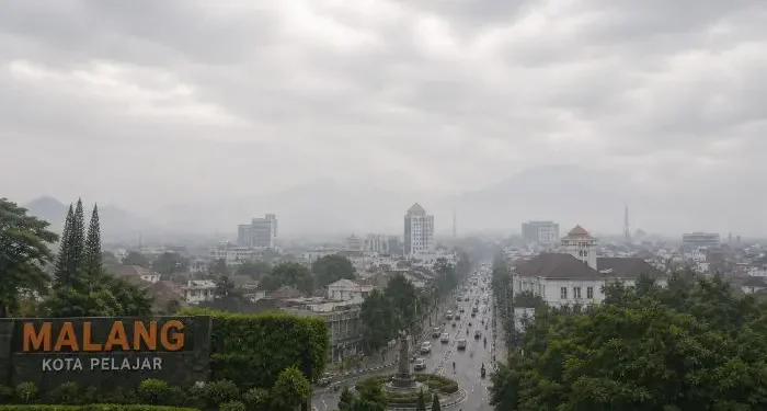 Prakiraan cuaca Malang, khususnya di Kota Malang pada Senin, 4 Mei 2026 diperkirakan dalam kondisi berawan disertai udara kabur. /Foto: Ilustrasi dibuat dengan AI.