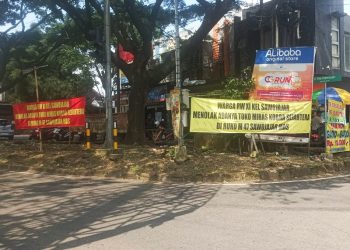 Banner penolakan warga atas keberadaan toko miras di kawasan Sawojajar, Kota Malang. (Foto/M Sholeh)