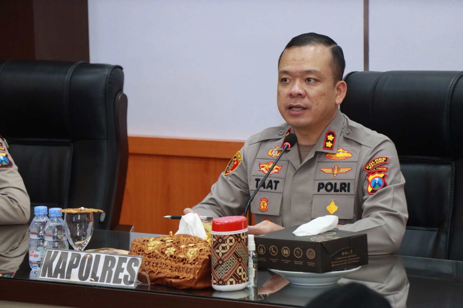 Kapolres Malang, AKBP Muhammad Taat Resdi saat memimpin rapat koordinasi. Foto: Polres Malang