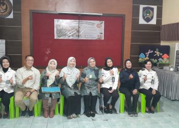 ITN Malang ajak warga binaan Lapas Perempuan Malang bikin ecoprint mug. Foto/dok. ITN Malang