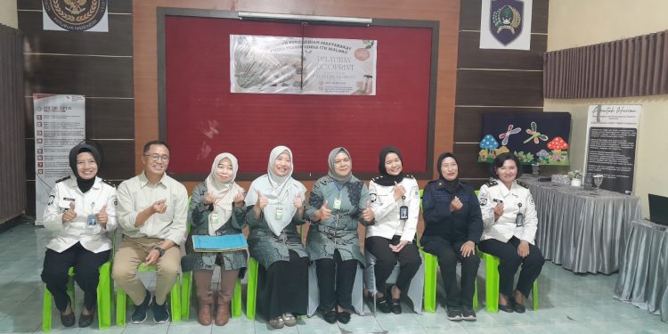 ITN Malang ajak warga binaan Lapas Perempuan Malang bikin ecoprint mug. Foto/dok. ITN Malang