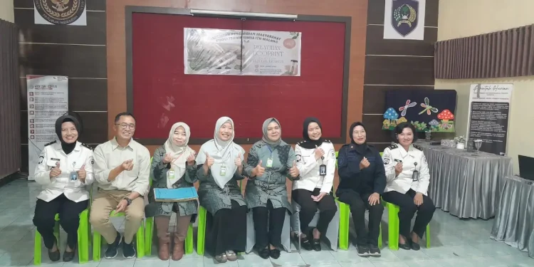 ITN Malang ajak warga binaan Lapas Perempuan Malang bikin ecoprint mug. Foto/dok. ITN Malang
