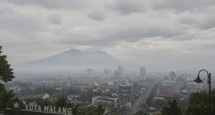Prakiraan cuaca Malang, terutama di wilayah Kota Malang pada hari Jumat, 8 Mei 2026 dalam kondisi berawan disertai udara kabur. /Foto: Ilustrasi dibuat dengan AI.