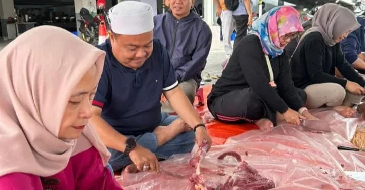 Direktur RSUD Karsa Husada Batu Muhammad Rizal saat ikut turun langsung memotong daging kurban. Foto: Azmy