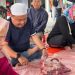 Direktur RSUD Karsa Husada Batu Muhammad Rizal saat ikut turun langsung memotong daging kurban. Foto: Azmy
