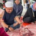 Direktur RSUD Karsa Husada Batu Muhammad Rizal saat ikut turun langsung memotong daging kurban. Foto: Azmy