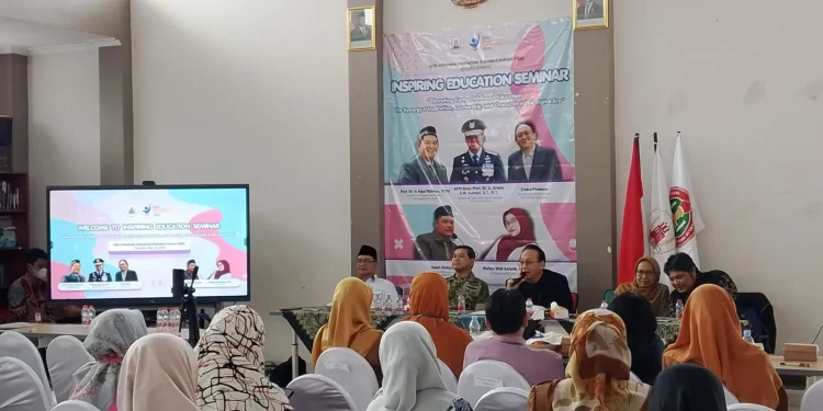 Aktor senior sekaligus entrepreneur, Endro Pradono memberikan materi inspiratif kepada para guru di Malang Raya (M Sholeh)
