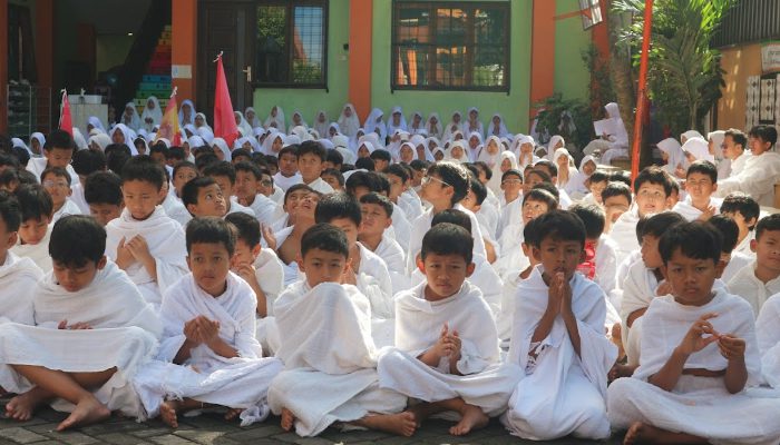 Siswa SDIT Insan Permata mengikuti rangkaian kegiatan manasik haji dengan khidmat. /Foto: Dok. SDIT Insan Permata Malang.