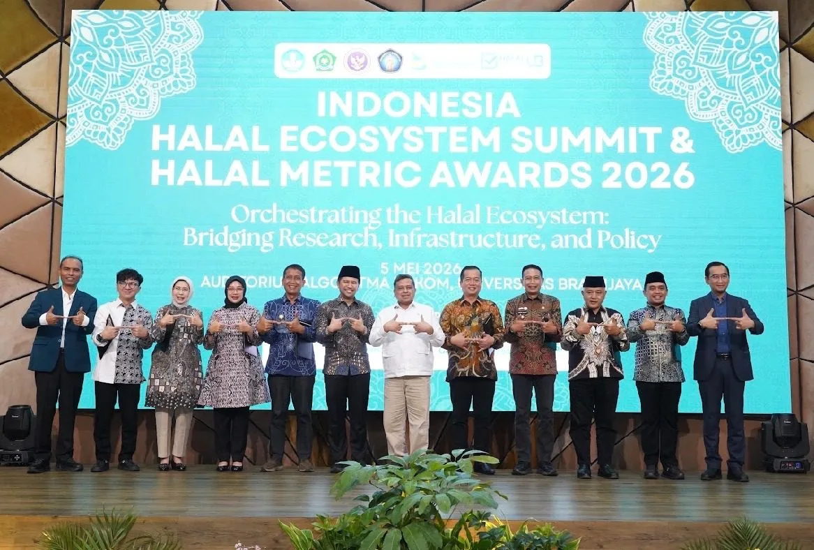 Foto bersama para penerima penghargaan Indonesia Halal Ecosystem Summit dan UB Halal Metric Awards. Foto: Pemkab Malang