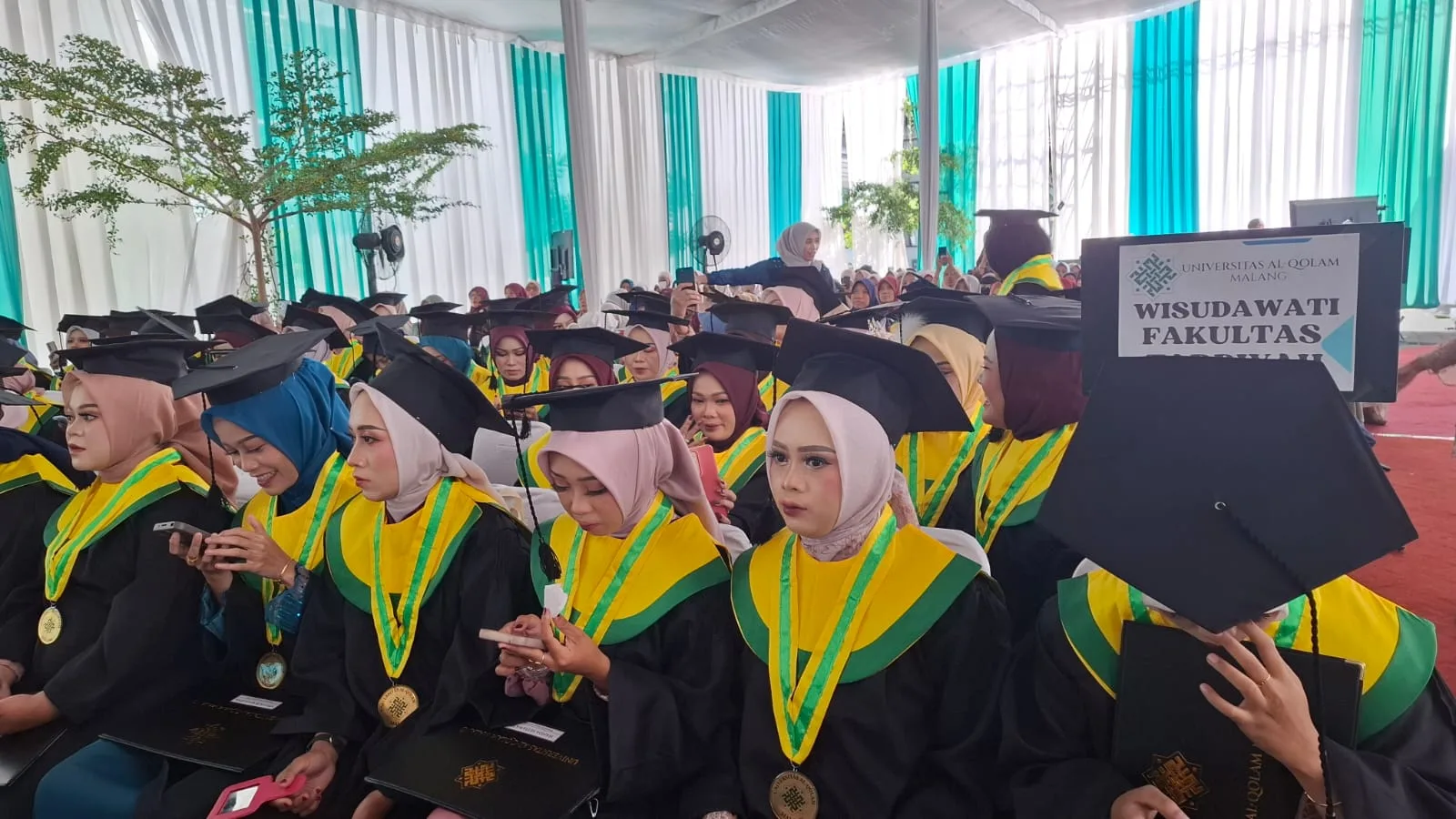 Wisudawati Universitas Al Qolam Malang. Foto: Aisyah Nawangsari Putri