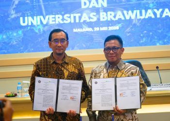 Direktur Utama BPJS Ketenagakerjaan, Saiful Hidayat dan Rektor UB, Prof Widodo menyrpakati kerjasama membangun jaminan sosial untuk mahasiswa dan tenaga kependidikan. (Foto/ist)