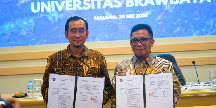 Direktur Utama BPJS Ketenagakerjaan, Saiful Hidayat dan Rektor UB, Prof Widodo menyrpakati kerjasama membangun jaminan sosial untuk mahasiswa dan tenaga kependidikan. (Foto/ist)