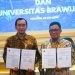 Direktur Utama BPJS Ketenagakerjaan, Saiful Hidayat dan Rektor UB, Prof Widodo menyrpakati kerjasama membangun jaminan sosial untuk mahasiswa dan tenaga kependidikan. (Foto/ist)
