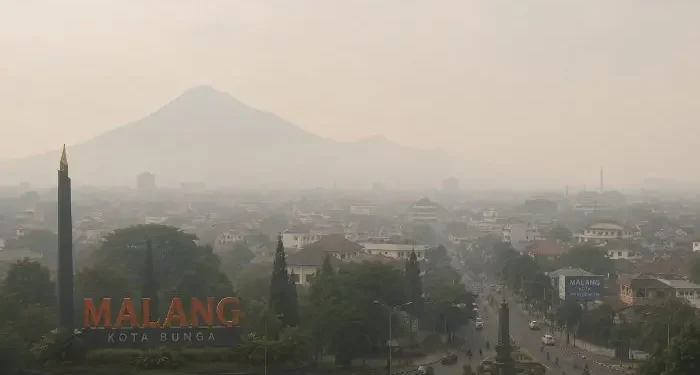 Prakiraan cuaca Malang, terutama di wilayah Kota Malang pada Sabtu, 30 Mei 2026 dalam kondisi berawan dan udara kabur. /Foto: Ilustrasi dibuat dengan AI.