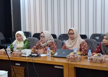 Ketua IGKTI PGRI Kabupaten Malang, Sumi Herni (dua dari kiri) saat menyampaikan pendapat. Foto: Aisyah Nawangsari Putri