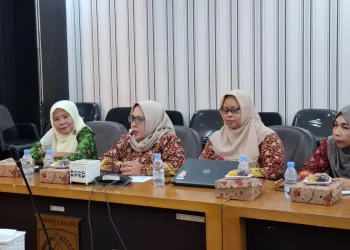 Ketua IGKTI PGRI Kabupaten Malang, Sumi Herni (dua dari kiri) saat menyampaikan pendapat. Foto: Aisyah Nawangsari Putri
