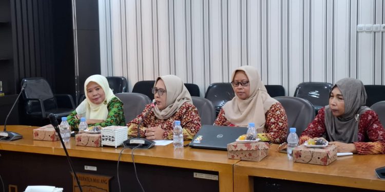 Ketua IGKTI PGRI Kabupaten Malang, Sumi Herni (dua dari kiri) saat menyampaikan pendapat. Foto: Aisyah Nawangsari Putri