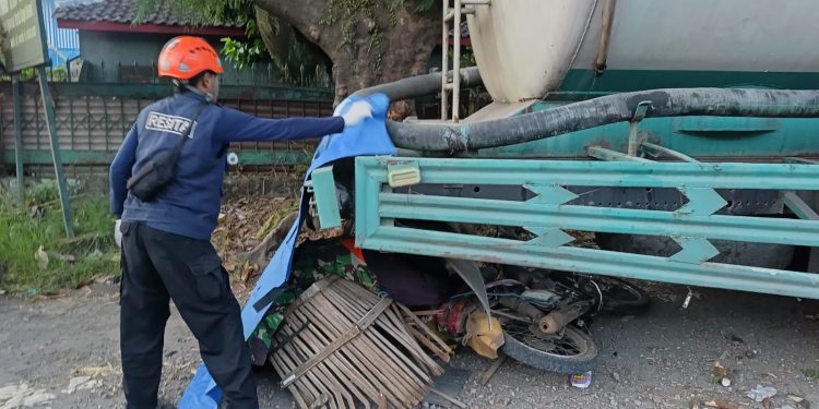 Kondisi sepeda motor korban usai menabrak truk. Foto: Satlantas Polres Malang