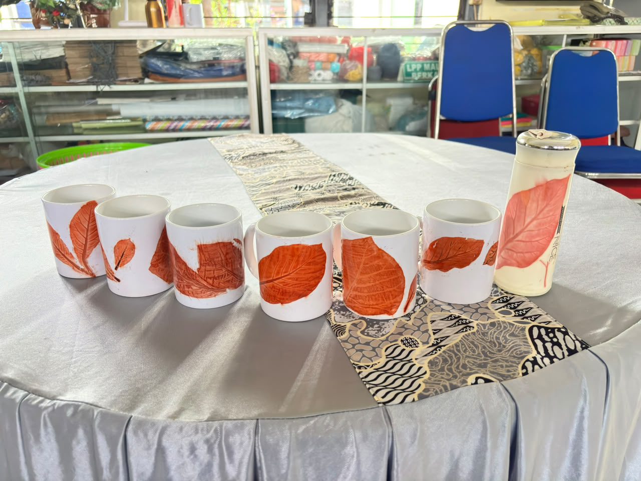 ITN Malang ajak warga binaan Lapas Perempuan Malang bikin ecoprint mug. Foto/dok. ITN Malang