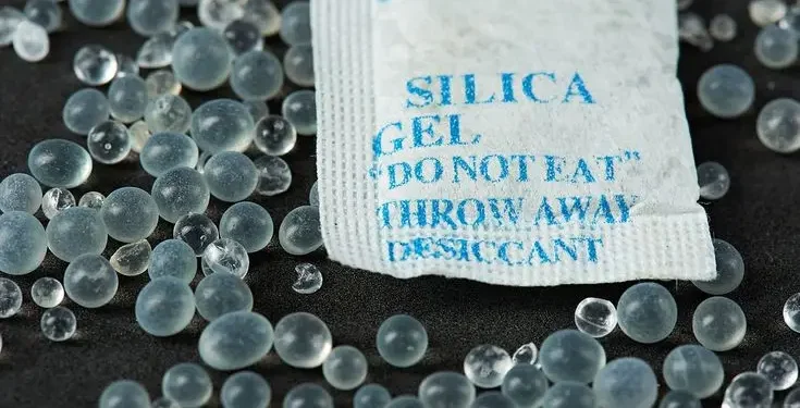 Ilustrasi bentuk asli silica gel jika kemasan dibuka. (Foto: Pinterest @joannawidera1)