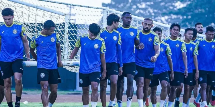 Prediksi susunan pemain PSBS Biak vs Arema FC di pekan ke-33 BRI Super League 2025/2026. /Foto: Instagram @aremafcofficial.