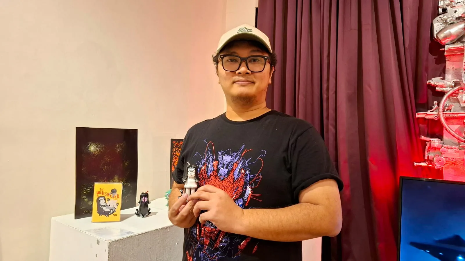 Rino Adi Mardika menunjukkan karya art toys horor perdana buatannya. Foto: Azmy