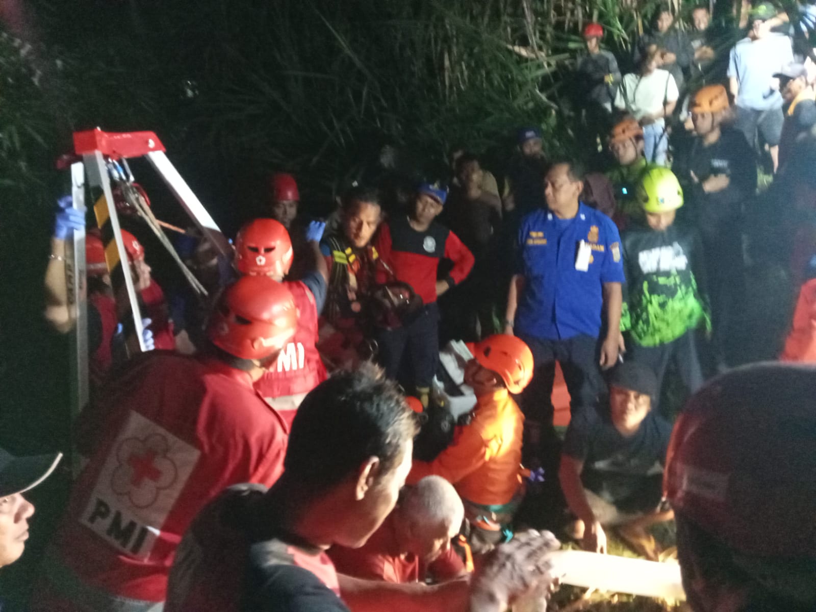 Petugas gabungan mengevakuasi kakek yang tercebur sumur di Wagir. Foto: BPBD Kabupaten Malang