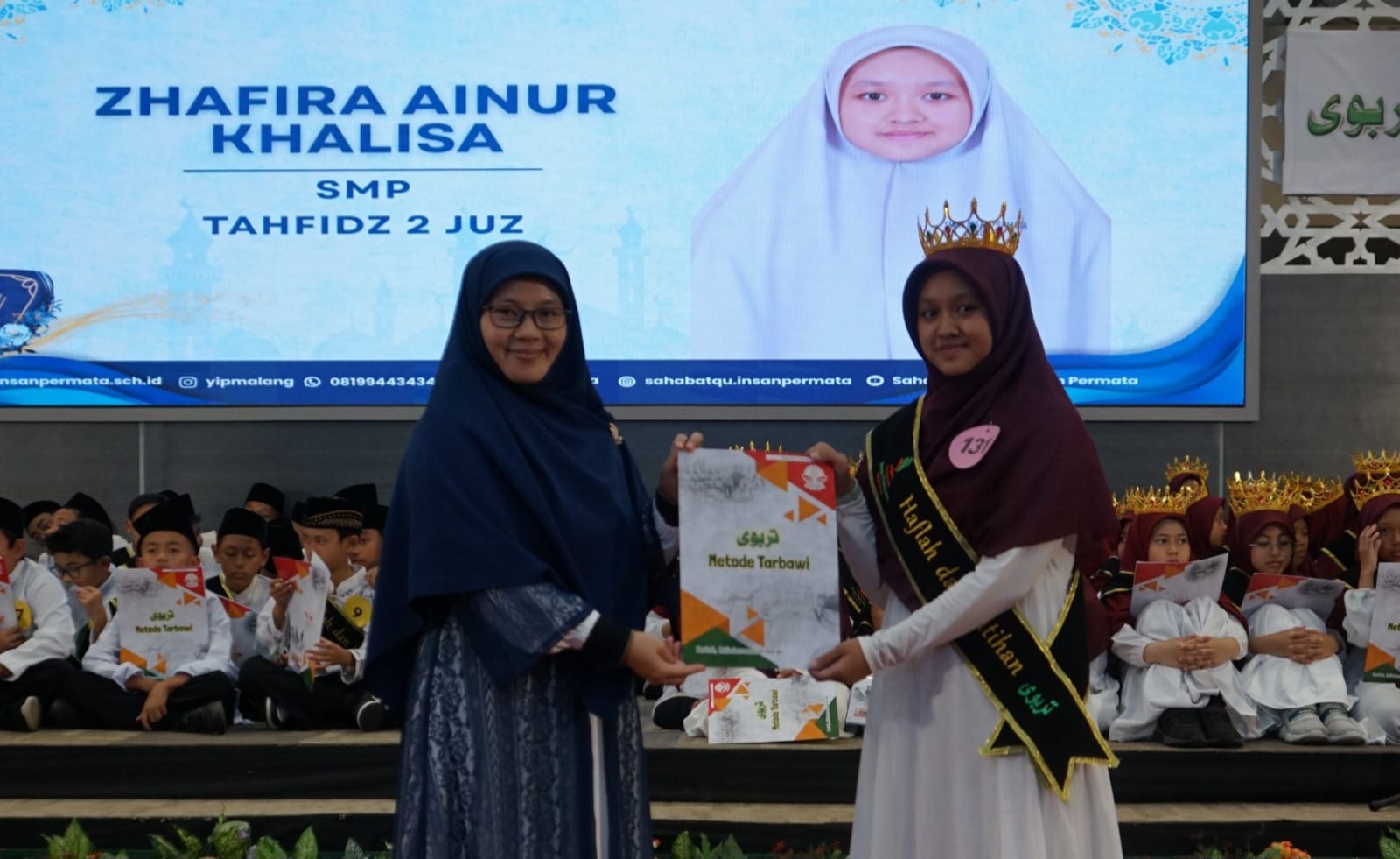 Penyerahan penghargaan kepada siswa yang telah menyelesaikan hafalan juz. /Foto: Dok. Yayasan Insan Permata Malang.