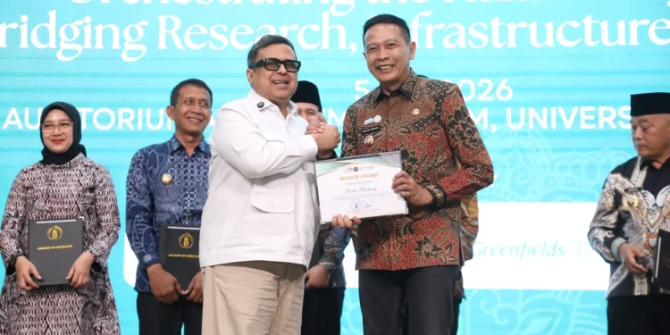 Wali Kota Malang terima dua penghargaan dari UB Halal Metric. (Foto/dok. Prokopim Setda Kota Malang)