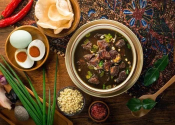 Rawon, Masakan Khas Jawa Timur dari Biji Kluwek. (Foto: Pinterest/@Daily Dish)