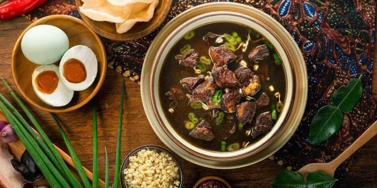 Rawon, Masakan Khas Jawa Timur dari Biji Kluwek. (Foto: Pinterest/@Daily Dish)