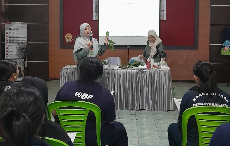 ITN Malang ajak warga binaan Lapas Perempuan Malang bikin ecoprint mug. Foto/dok. ITN Malang