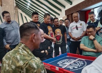Momen pimpinan Forkopimda Malang Raya beradu strategi di meja kompetisi Domino Demokrasi 2026. (Foto/M Sholeh)