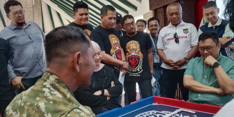 Momen pimpinan Forkopimda Malang Raya beradu strategi di meja kompetisi Domino Demokrasi 2026. (Foto/M Sholeh)