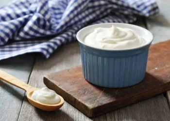Ilustrasi greek yogurt yang memiliki kandungan protein lebih tinggi dan baik untuk kesehatan tulang dan gigi (Foto: Pinterest @arguin33)