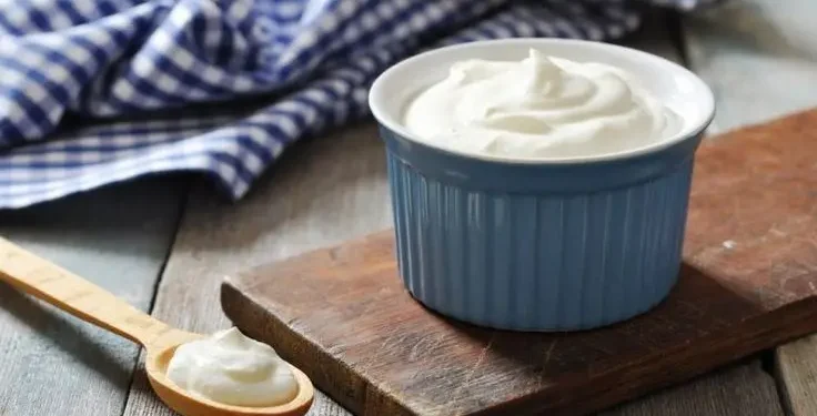 Ilustrasi greek yogurt yang memiliki kandungan protein lebih tinggi dan baik untuk kesehatan tulang dan gigi (Foto: Pinterest @arguin33)
