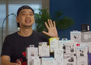 Potret David Gadgetin saat me-review TWS sebelum kemudian dipilih 5 terbaik dari total 30 produk (Foto: YouTube @GadgetIn)