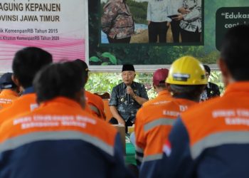 Bupati Malang, Sanusi berdialog dengan penggiat sampah di TPA Talangagung Kepanjen. Foto: Pemkab Malang